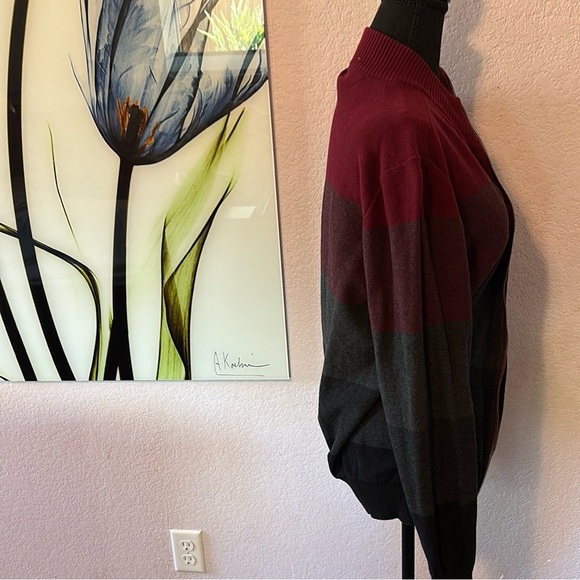 Sweater size medium - Picture 2 of 6